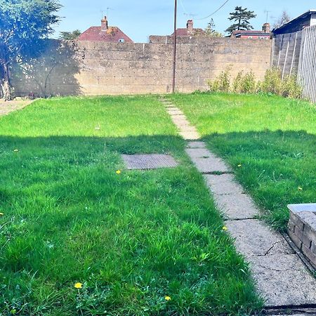 Lush House Close To Ashford Town Centre With Driveway Exterior photo