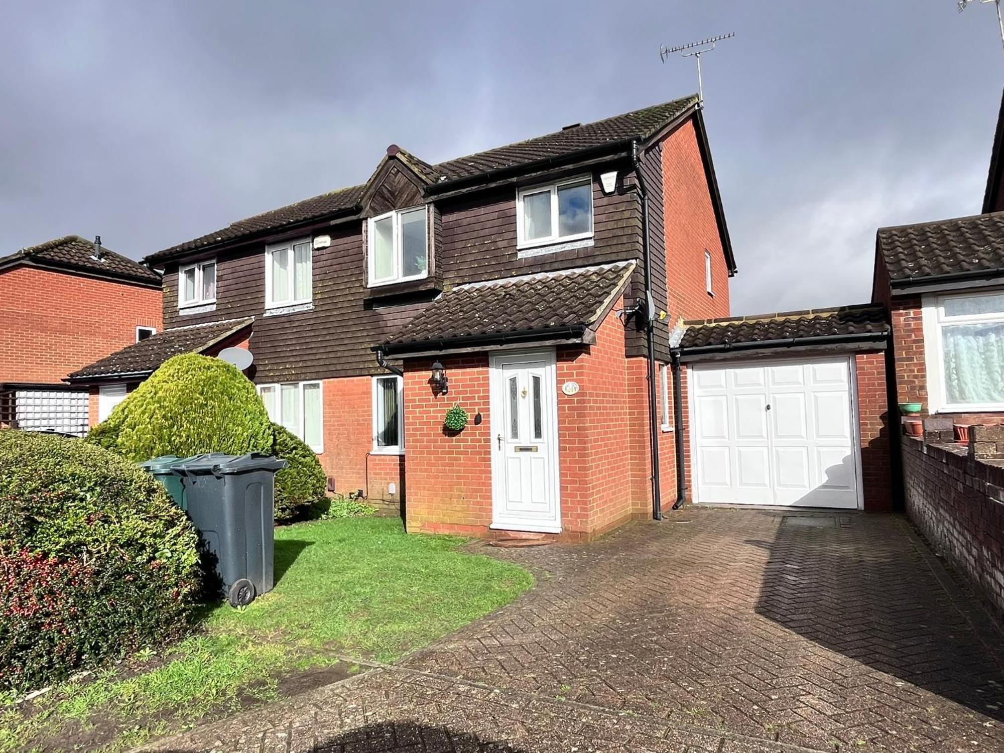Lush House Close To Ashford Town Centre With Driveway Exterior photo