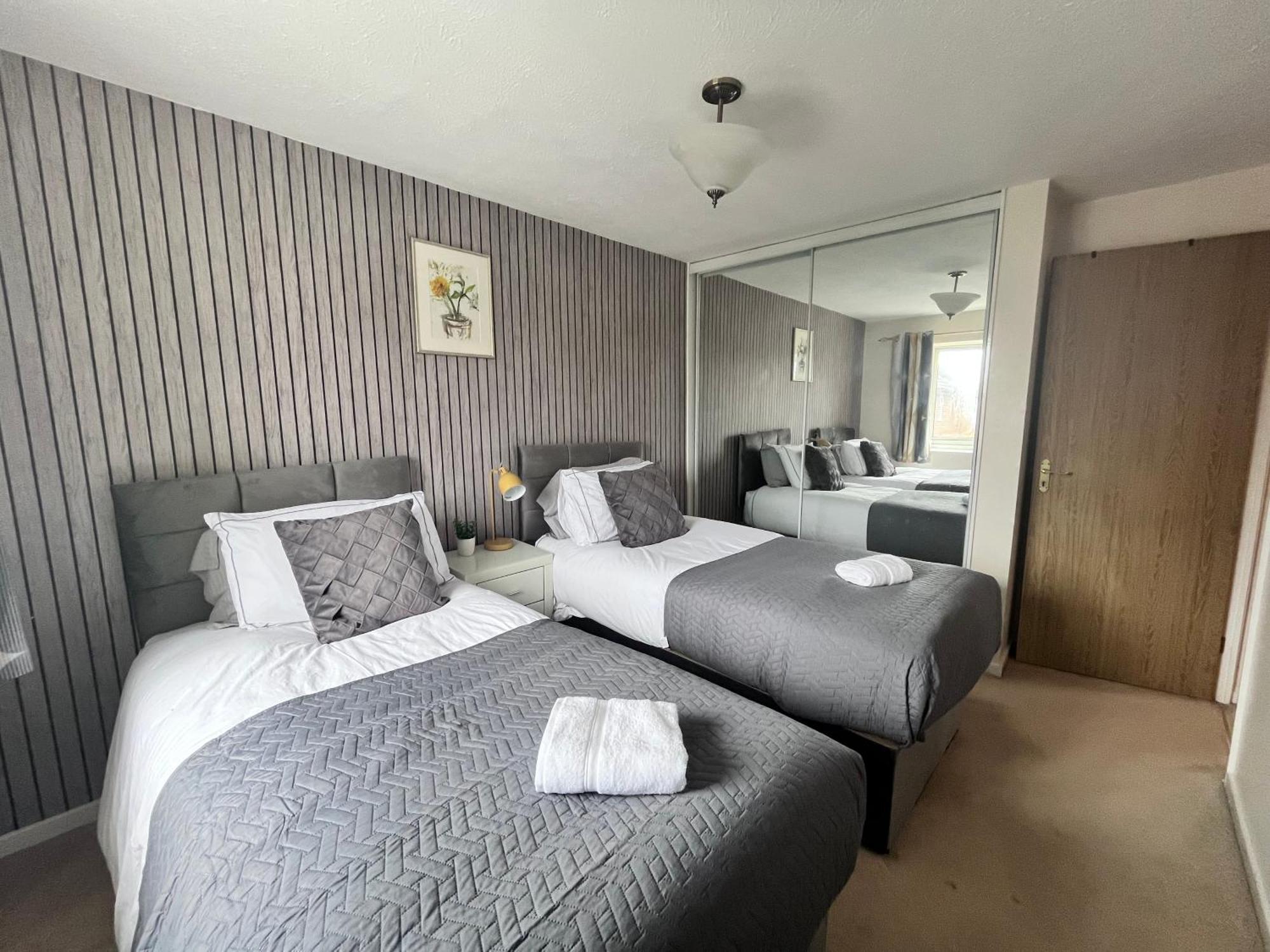 Lush House Close To Ashford Town Centre With Driveway Exterior photo