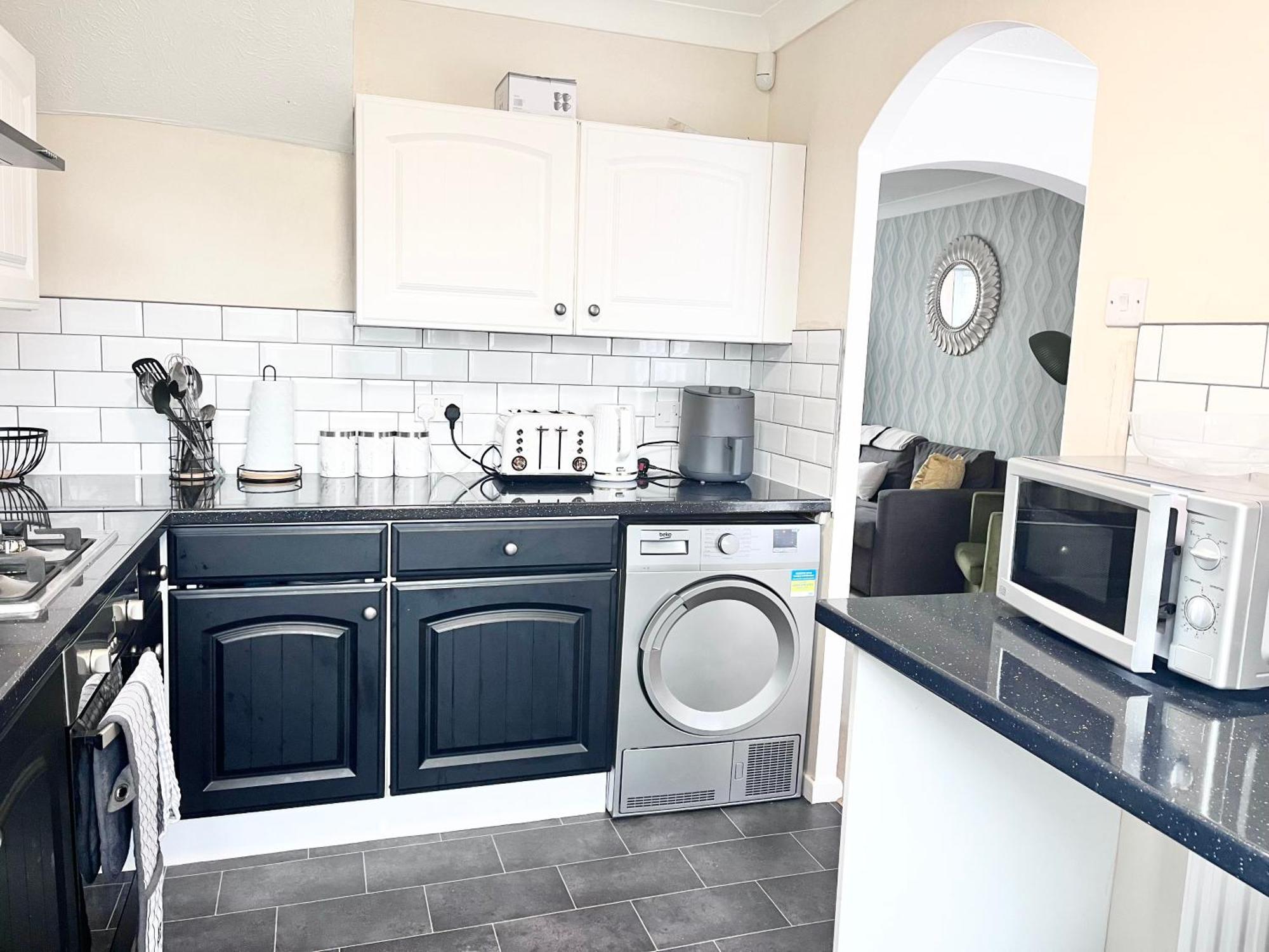 Lush House Close To Ashford Town Centre With Driveway Exterior photo