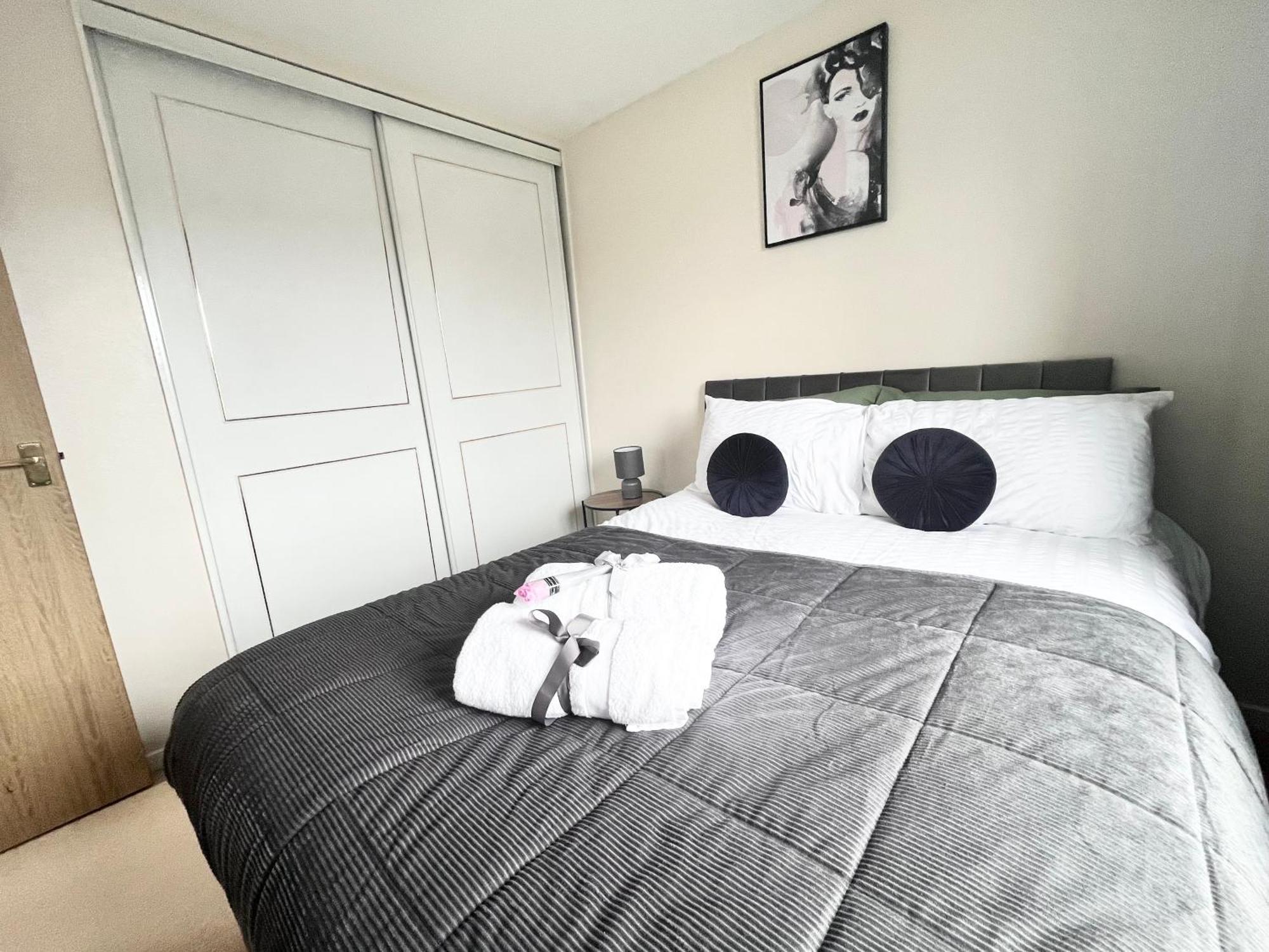 Lush House Close To Ashford Town Centre With Driveway Exterior photo