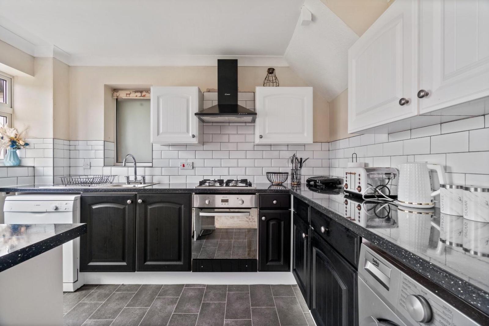 Lush House Close To Ashford Town Centre With Driveway Exterior photo