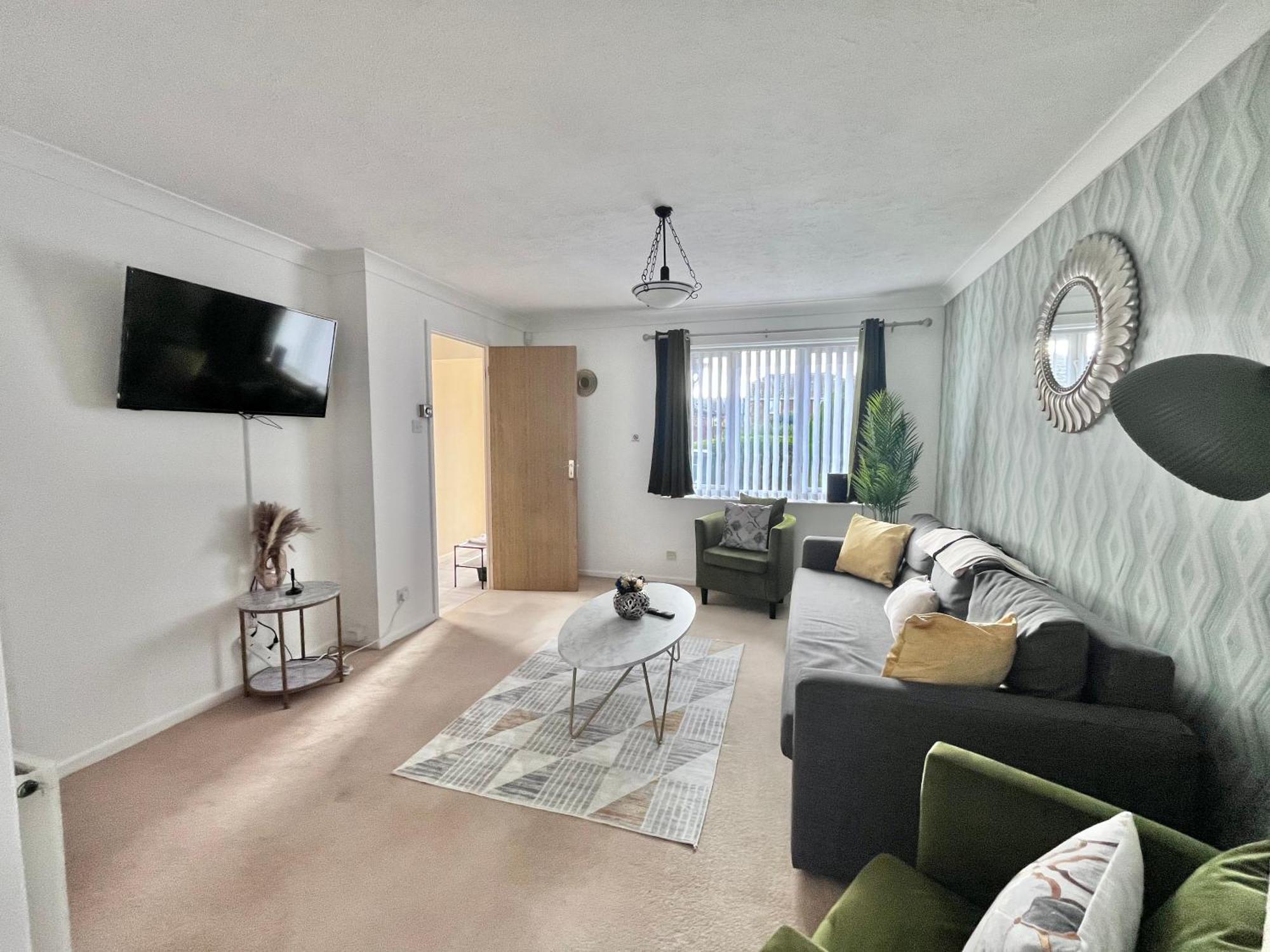 Lush House Close To Ashford Town Centre With Driveway Exterior photo